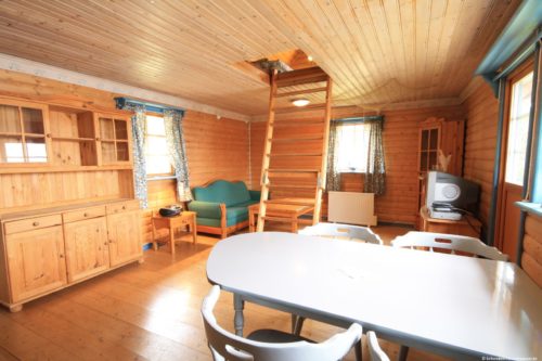 Wohn- /Essbereich mit Zugang zum Schlafboden – Ferienhaus Majblomme