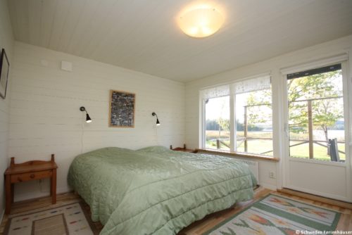 Schlafzimmer mit Seeblick – Ferienhaus Fiskestuga