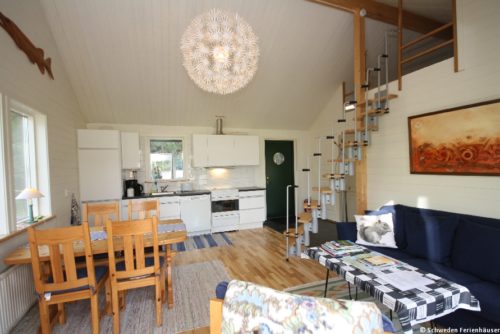 Wohn- /Essbereich mit offener Küche – Ferienhaus Fiskestuga