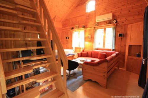 Wohnzimmer- /Essbereich mit offener Küche – Ferienhaus Blåa Huset