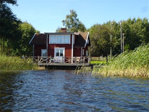 Blick vom See auf das Ferienhaus – Ferienhaus Seestuga