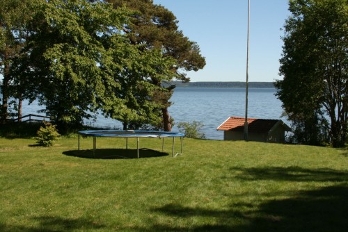 Garten mit direktem Zugang zum See Vänern – Ferienhaus Elvesund