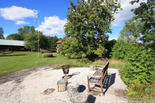 gemütlicher Sitzplatz mit Lagerfeuerplatz – Ferienhaus Rimforsa