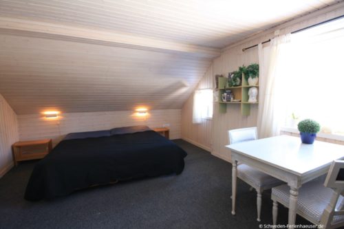 Schlafzimmer 2 (Obergeschoss) – Ferienhaus Haga