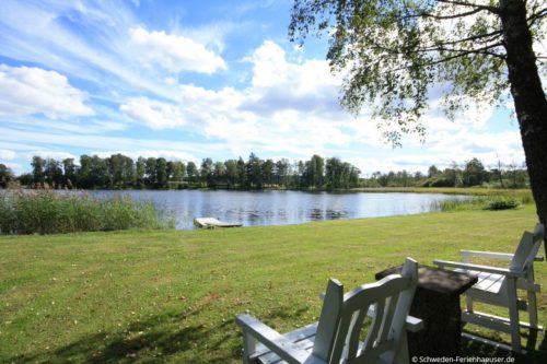 Genießen Sie die Schönheit der Natur in einem Ferienhaus am See.