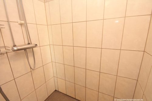 Dusche im Badezimmer – Ferienhaus Backö